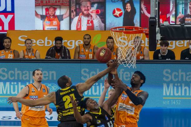 两场关键对 两场关键对